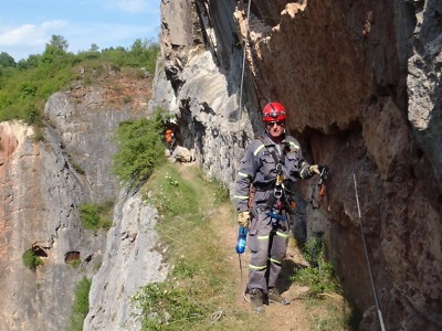 Hasičští lezci cvičili ve skalních a jeskynních terénech