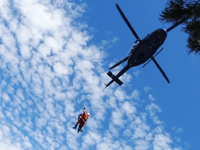 Ve skalní oblasti Vlhošť cvičili hasiči záchranu osob ze skalního masivu