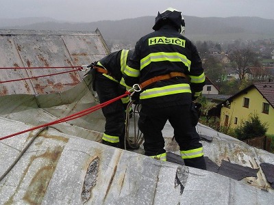 Krajští hasiči budou likvidovat následky vichřice ještě několik dní