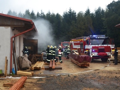 Ve Stružinci hořela dílna, u kamen chytly hobliny a požár se šířil