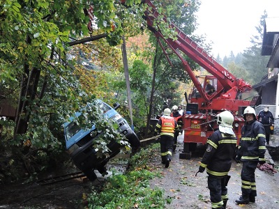 Hasiči vytahovali z potoka v Harrachově dodávku