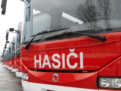 Hasiči evakuovali kvůli možné bombě v Hodkovicích 60 cestujících