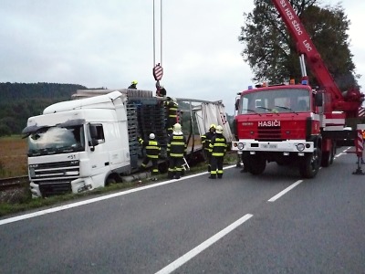 Kamion sjel za Turnovem ze silnice a zablokoval železniční trať