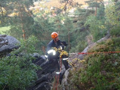 Hasiči zachraňovali fenku kokršpaněla, která spadla v Klokočských skalách