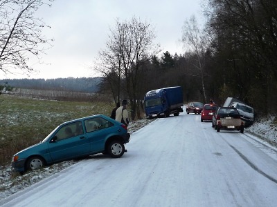 Sníh na silnicích potrápil řidiče, pod Frýdštejnem uvízlo deset aut