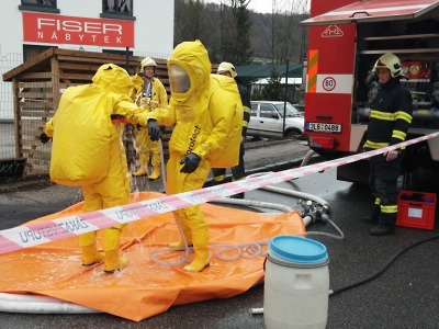 Nebezpečná kyselina dusičná unikla ve Víchové nad Jizerou z auta