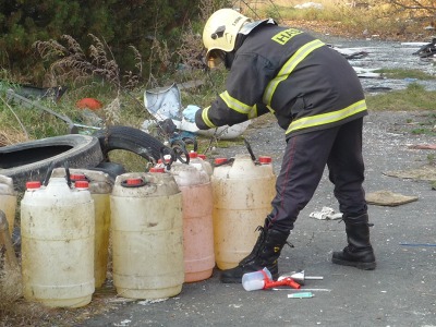 Turnovští hasiči likvidovali nebezpečné látky v bývalém zahradnictví
