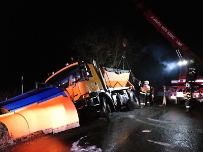 Silnice a chodníky v kraji pokryl led, zasahovali hasiči i záchranka