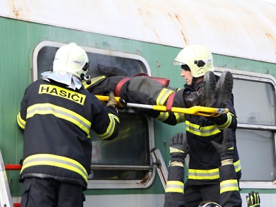 Hasiči trénovali záchranu osob z hořícího vlaku