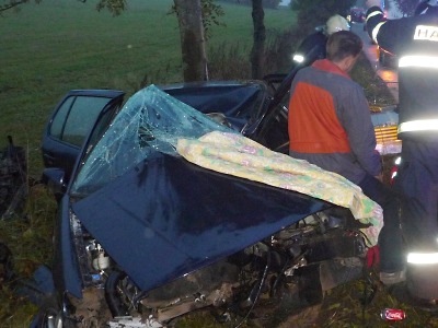 Při silném nárazu do stromu u Vysokého vyletěl z auta řidič i motor