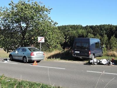 I ve svátek se bouralo. Na Cimbále u Semil se srazil motorkář s autem