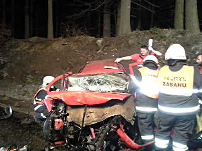 Hasiči vyprošťovali v Harrachově muže ze zdemolovaného vozu