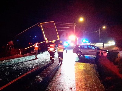 Ledovka zkomplikovala dopravu, kvůli nehodě uzavřeli silnici u Loužnice
