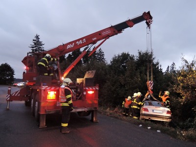 Hasiči o víkendu řešili nehody, k větší došlo mezi Lomnicí a Košťálovem