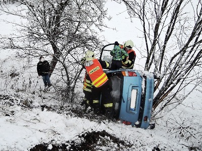 Na čerstvém sněhu řidiči bourali, k větší nehodě došlo v Proseči u Semil