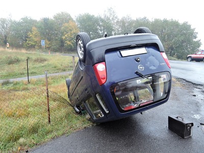 Hasiči vyjížděli k hodně nehodám. Auto na střeše zůstalo v Tatobitech