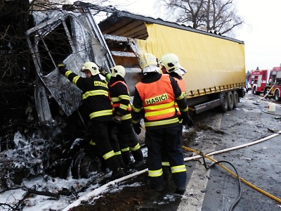 V Turnově se srazil kamion s osobním autem, zahynuli bohužel oba řidiči