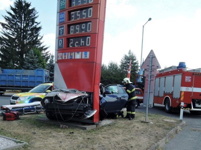 V Turnově skončilo auto ve světelné tabuli, v Semilech havaroval motorkář