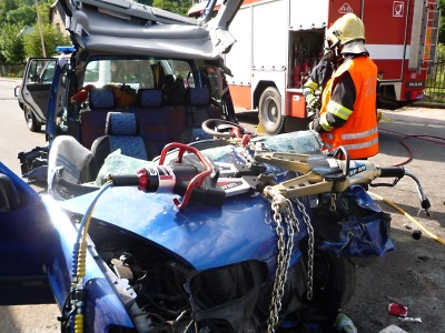 Ve Víchové narazilo auto do rodinného domu, řidiče museli hasiči vystříhat