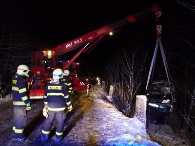 Silný vítr a sníh škodí dál, hasiči zasahují u mnoha nehod