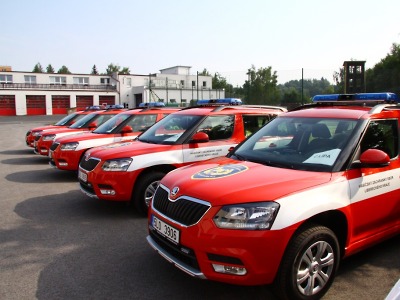 Krajští hasiči převzali nové velitelské vozy