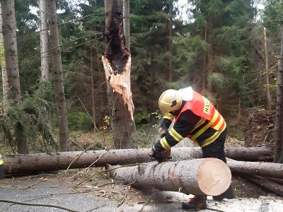 Silný vítr lámal hlavně stromy, na mnoha místech nešla elektřina