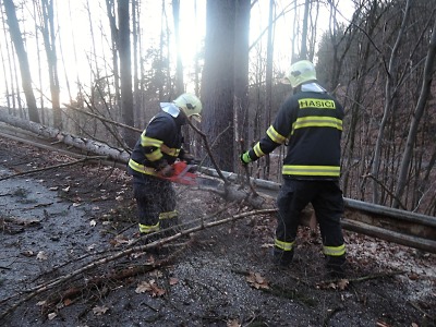 Hasiči odstraňují další stromy, na mnoha místech nejde elektřina