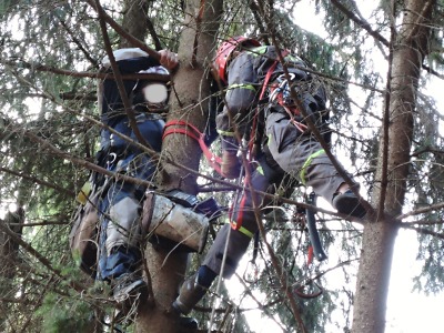 Na velikonoční neděli zachraňovali hasiči u Kozákova paraglidistu