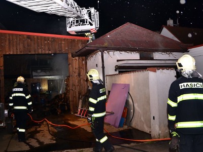 Krajští hasiči zasahovali v noci u pěti požárů, hořel i návěs v Martinicích
