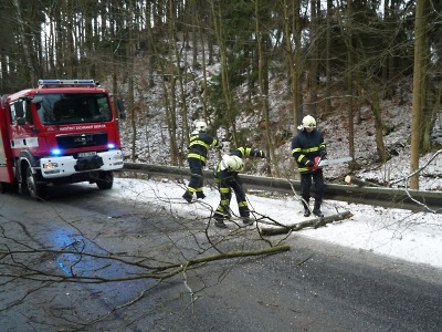 V Pojizeří v noci padaly stromy na silnice