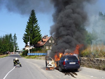 Blesky při bouřce zapalovaly domy i auta. U Jablonečku shořela stodola