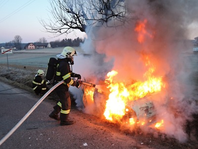 Havarované auto u Turnova zachvátily plameny, řidič stačil včas utéct