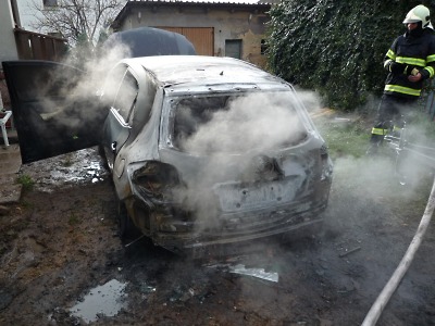 Požár v Rovensku poškodil celkem tři zaparkovaná auta