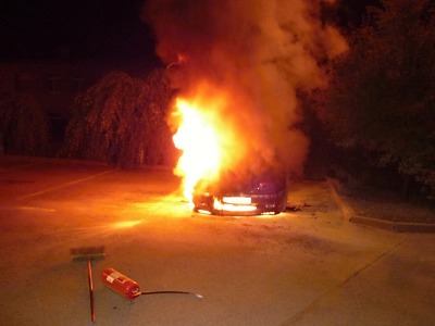 V ulici Za Viaduktem v Turnově hořelo osobní auto