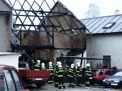 Požár autodílny ve Všeni poničil budovu i auta, škoda je necelý milion