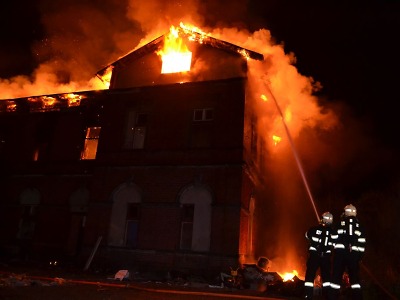Hoří budova nedaleko nádraží v Liberci 