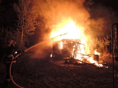 V lese u Slané v noci hořely zahradní chatky