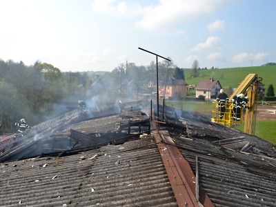 S požárem dílny v Mříčné bojovalo 50 hasičů, škodu odhadují na 200 tisíc
