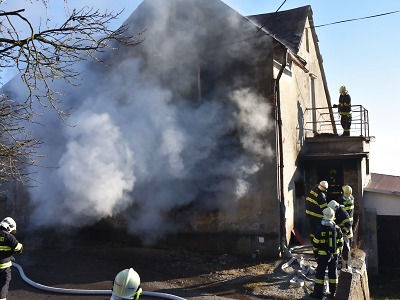 Hořel dům ve Frýdštejně, jednu osobu ošetřili záchranáři