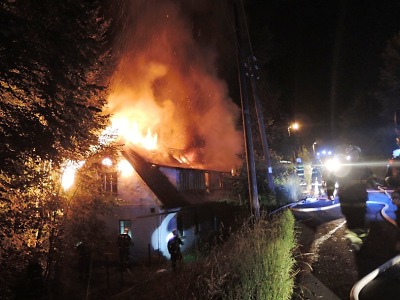 V Poniklé hořel rodinný dům, zasahovalo osm jednotek hasičů