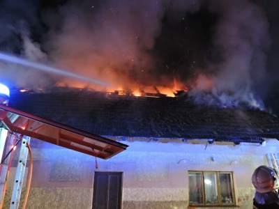 Požár domu v Proseči u Semil zaměstnal sedm jednotek hasičů