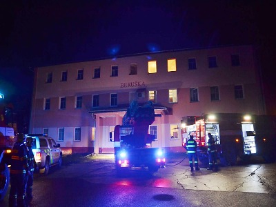 Hasiči zachránili z hořícího domu v Kořenově čtyři obyvatele