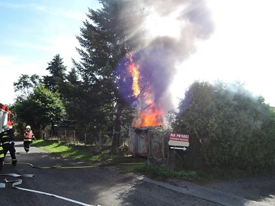 V Semilech hořel kontejner, hasiči zásahem uchránili blízkou garáž