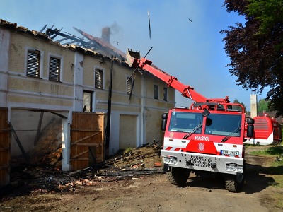 Třetí den hasiči likvidují rozsáhlý požár v Jindřichovicích pod Smrkem