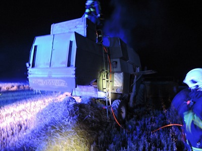 Hasiči zasahovali u požáru kombajnu v Košťálově