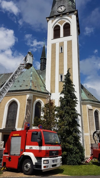 Hasiči zachránili před požárem kostelní věž v Liberci