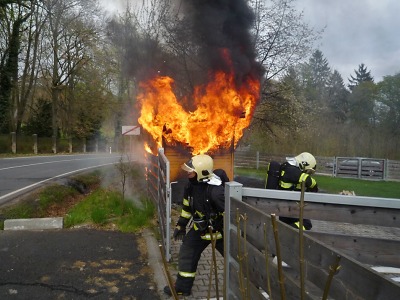 Hořela kůlna se dřevem u sychrovského zámku, škoda je 100 tisíc