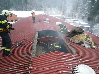 Požár zachvátil v Kundraticích firemní halu, při zásahu se zranil hasič
