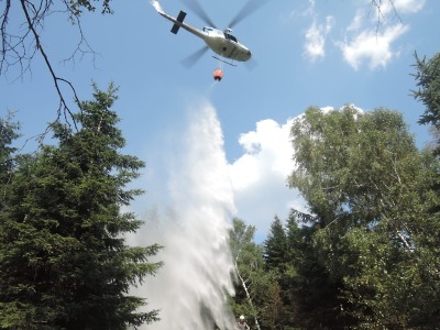 Při požáru lesa pod Měděncem pomáhal hasičům i vrtulník s bambivakem