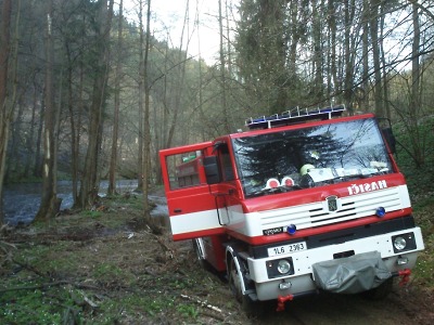 Hasiči likvidovali požár lesa v údolí řeky Kamenice u Spálova